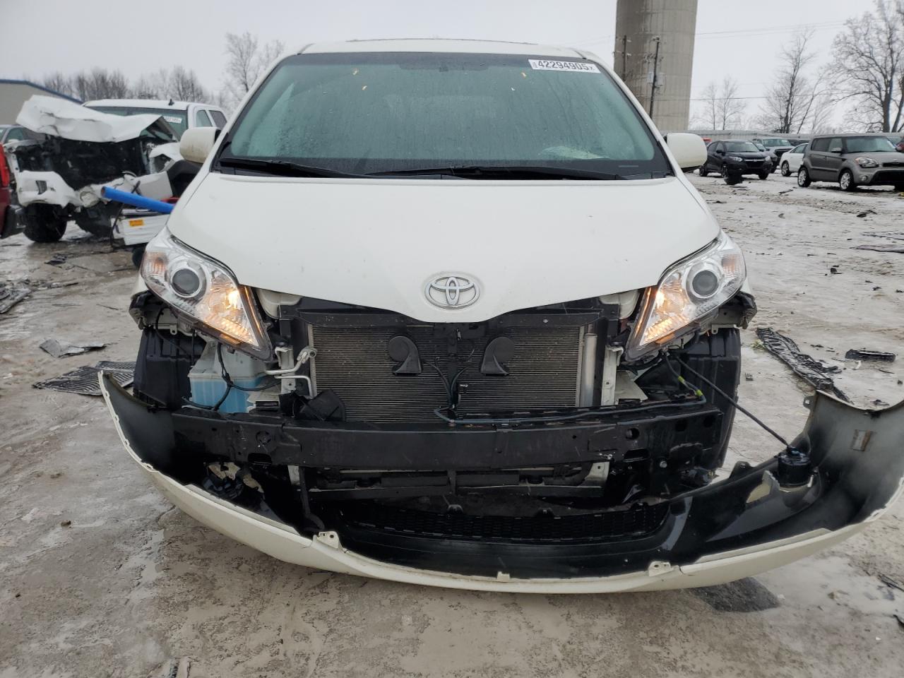 2017 Toyota Sienna VIN 5TDDZ3DC7HS166103 Copart auction photo, front end / rear end damage thumbnail 5