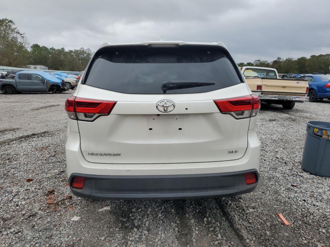 2018 Toyota Highlander VIN 5TDKZRFH1JS549267 Copart auction photo, front end damage thumbnail 6