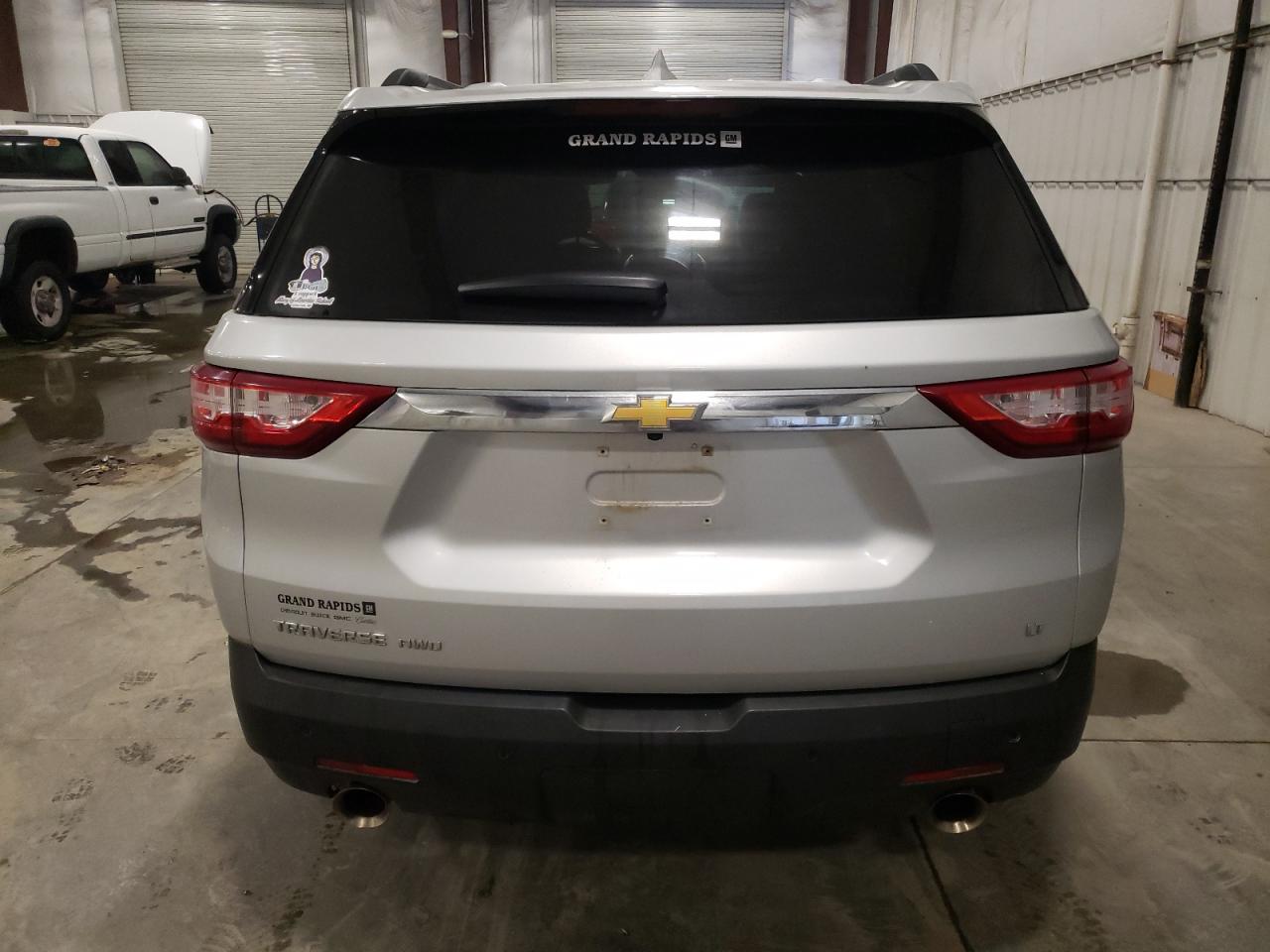 2019 Chevrolet Traverse VIN 1GNEVGKW3KJ281815 Copart auction photo, front end / side damage thumbnail 6