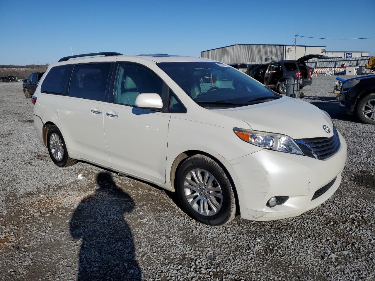 2016 Toyota Sienna VIN 5TDYK3DC4GS764671 Copart auction photo, rear end / minor dent/scratches damage thumbnail 4