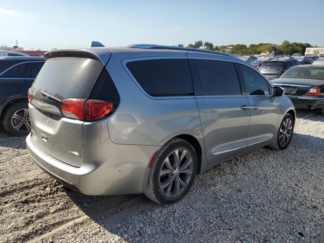 2017 Chrysler Pacifica VIN 2C4RC1GG5HR620058 Copart auction photo, side / rear end damage thumbnail 3