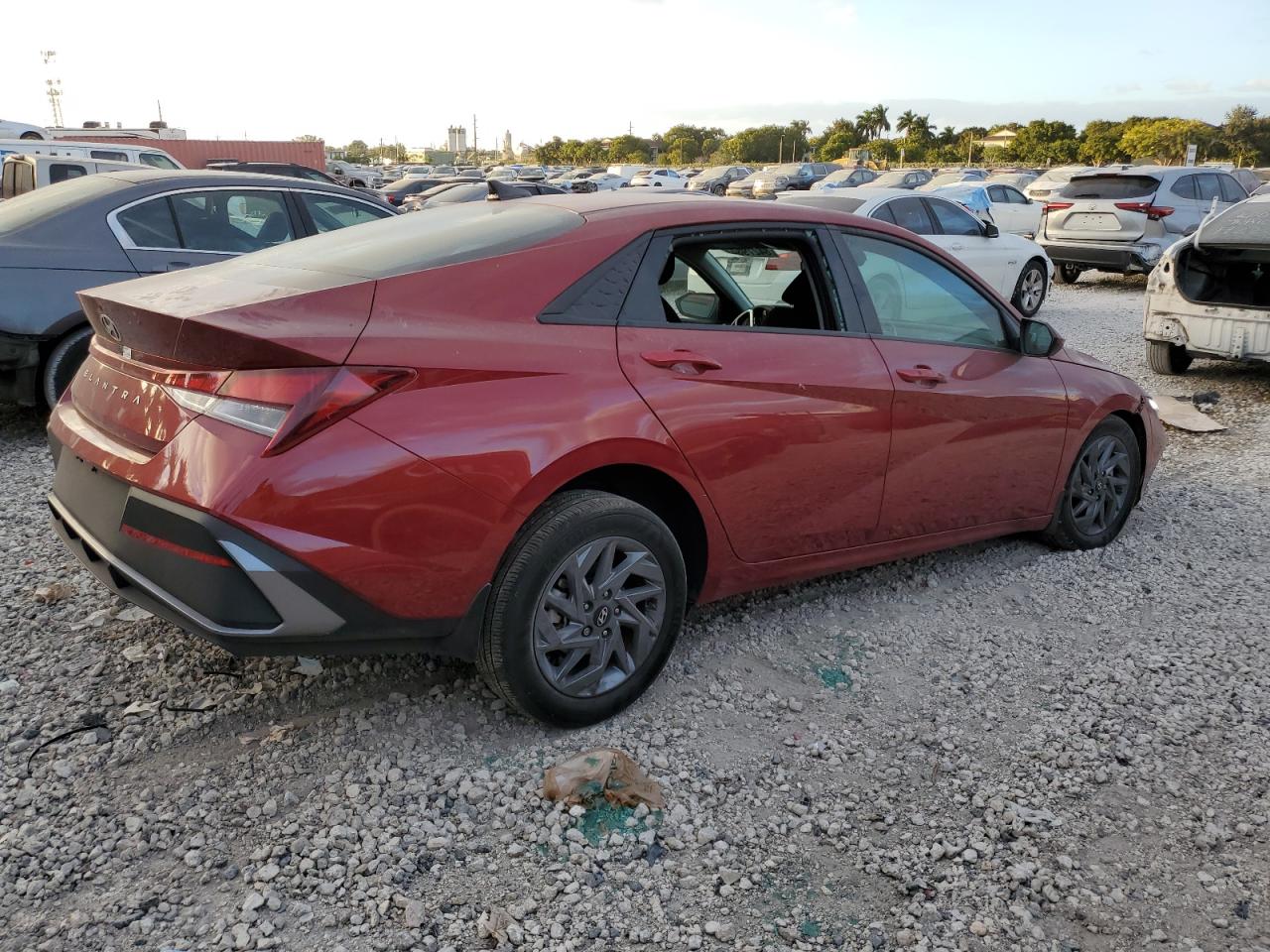 2024 Hyundai Elantra VIN KMHLM4DG2RU748511 Copart auction photo, vandalism / front end damage thumbnail 3