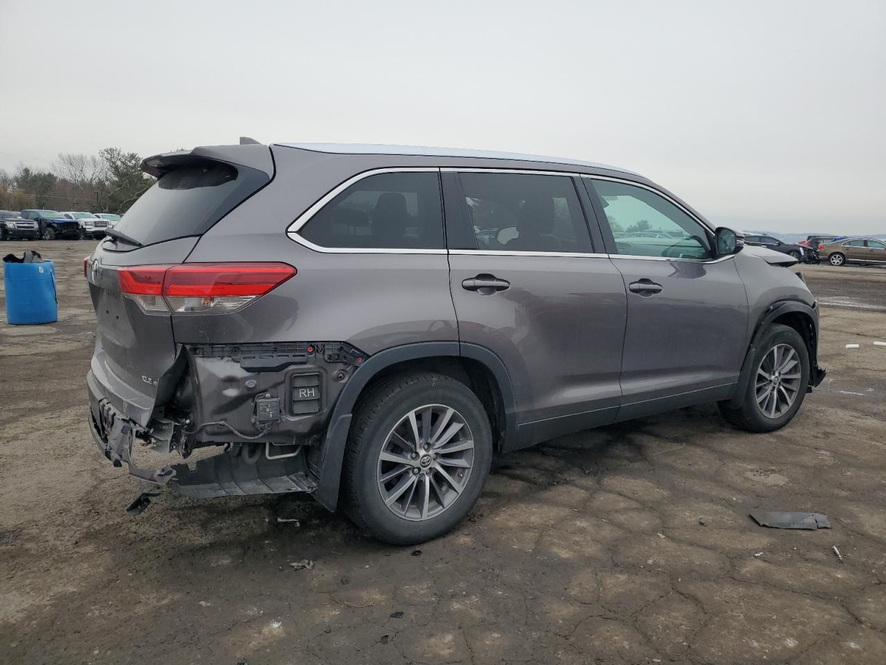 2019 Toyota Highlander VIN 5TDJZRFH0KS579955 Copart auction photo, front end / rear end damage thumbnail 3
