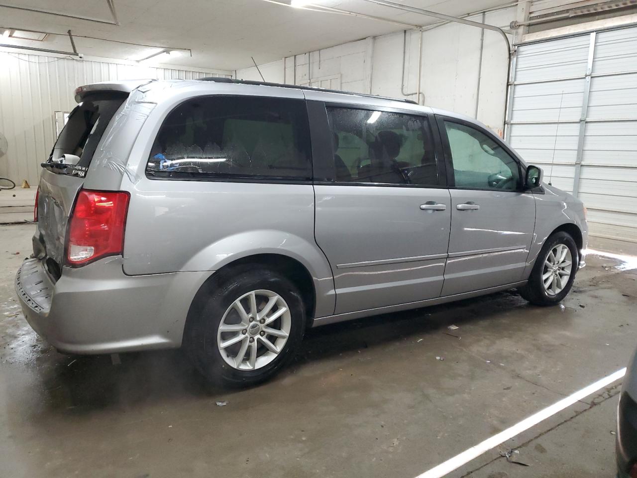 2016 Dodge Caravan VIN 2C4RDGCG5GR351385 Copart auction photo, rear end / minor dent/scratches damage thumbnail 3