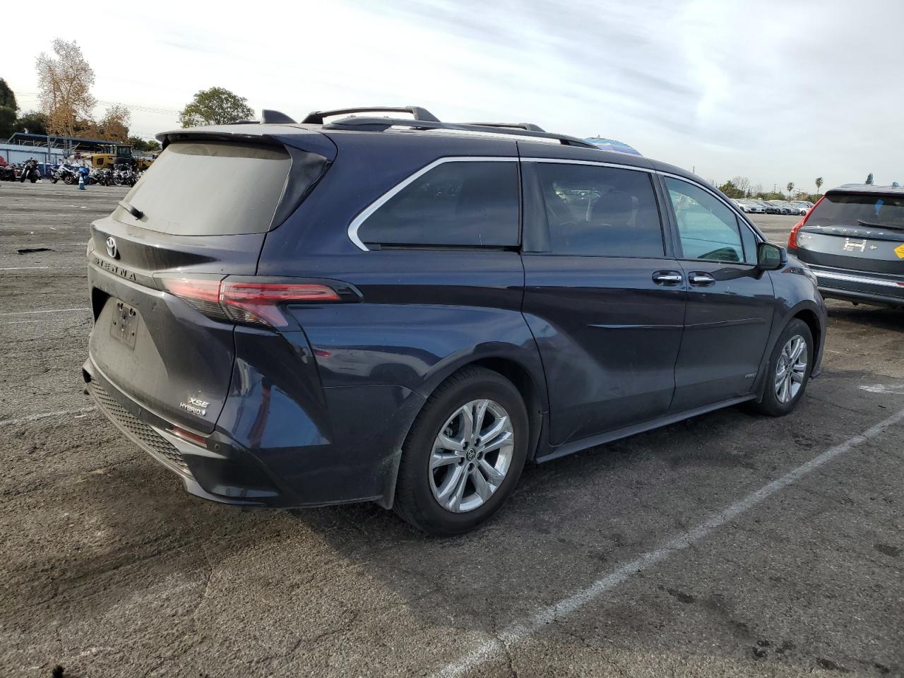 2021 Toyota Sienna VIN 5TDDSKFC6MS018241 Copart auction photo, burn - interior / minor dent/scratches damage thumbnail 3