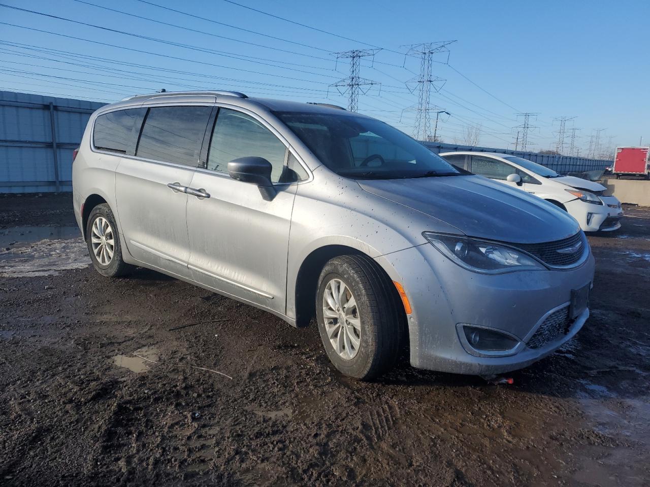 2018 Chrysler Pacifica VIN 2C4RC1BGXJR233468 Copart auction photo, front end / minor dent/scratches damage thumbnail 4