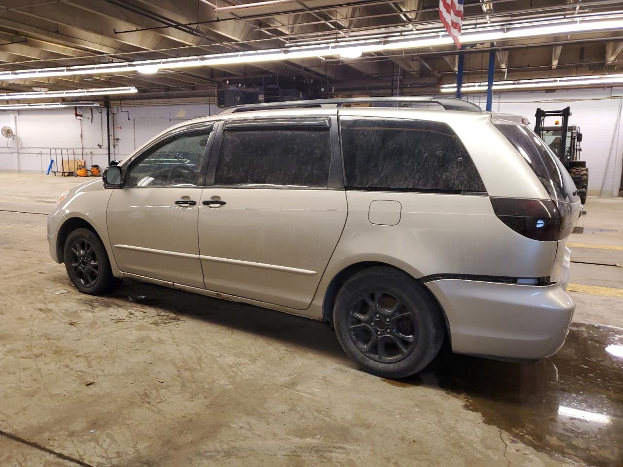 2005 Toyota Sienna VIN 5TDZA22C95S242135 Copart auction photo, rear end / side damage thumbnail 2