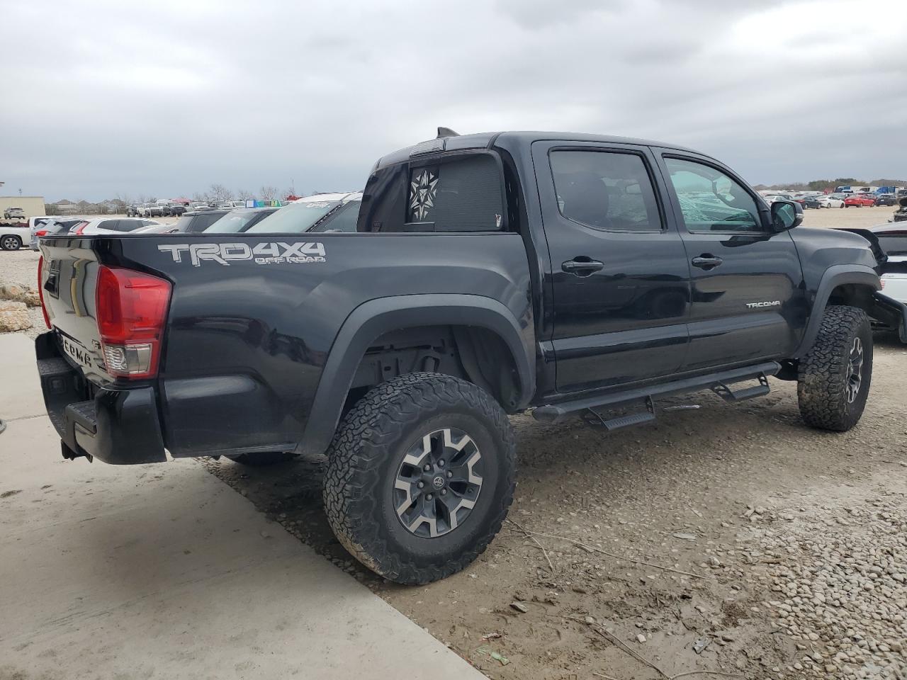 2017 Toyota Tacoma VIN 5TFCZ5ANXHX061112 Copart auction photo, front end damage thumbnail 3