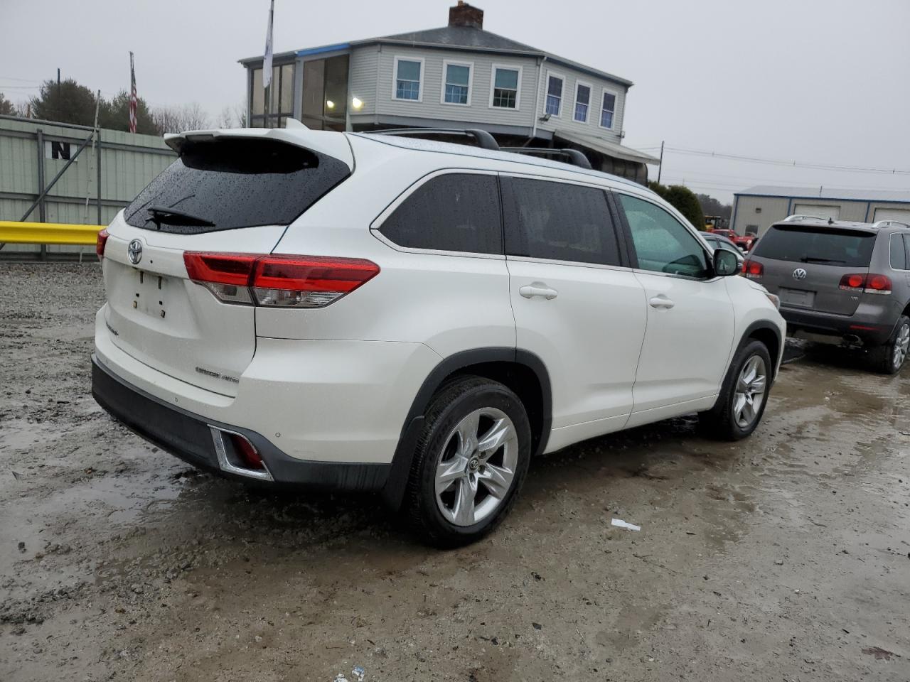 2018 Toyota Highlander VIN 5TDDZRFH2JS498533 Copart auction photo, front end damage thumbnail 3