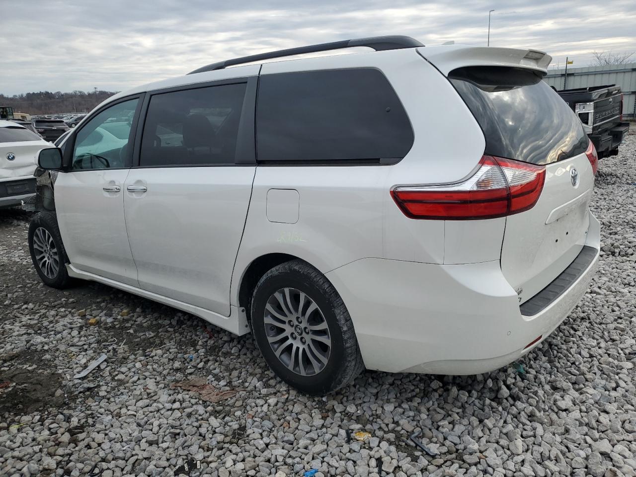 2018 Toyota Sienna VIN 5TDYZ3DC1JS919423 Copart auction photo, front end damage thumbnail 2