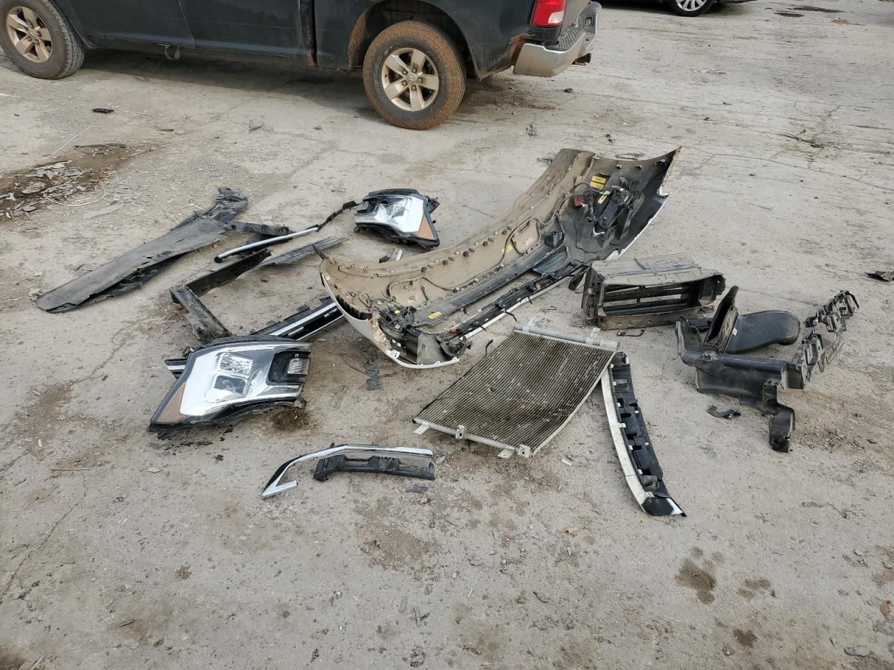 2020 Ford Expedition VIN 1FMJU1HT4LEA02592 Copart auction photo, front end / minor dent/scratches damage thumbnail 13