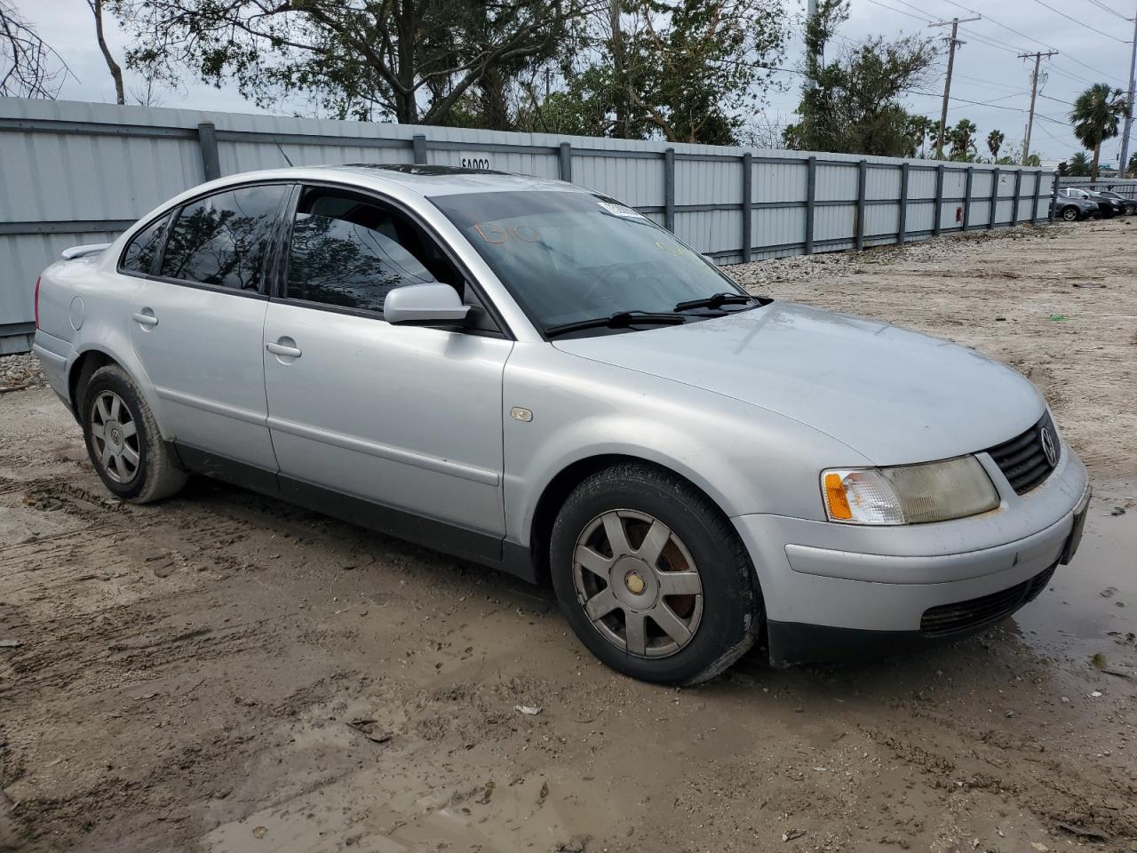 1999 Volkswagen Passat VIN WVWMD63B1XE216281 Copart auction photo, water/flood damage thumbnail 4