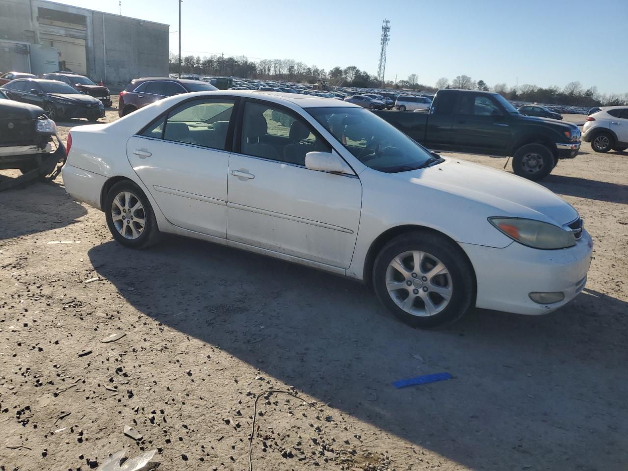 2004 Toyota Camry VIN JTDBE32K140274789 Copart auction photo, front end / minor dent/scratches damage thumbnail 4