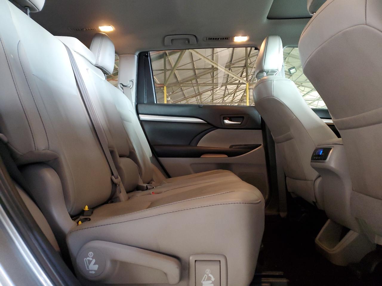 2019 Toyota Highlander VIN 5TDKZRFH7KS322697 Copart auction photo, front end / side damage thumbnail 11