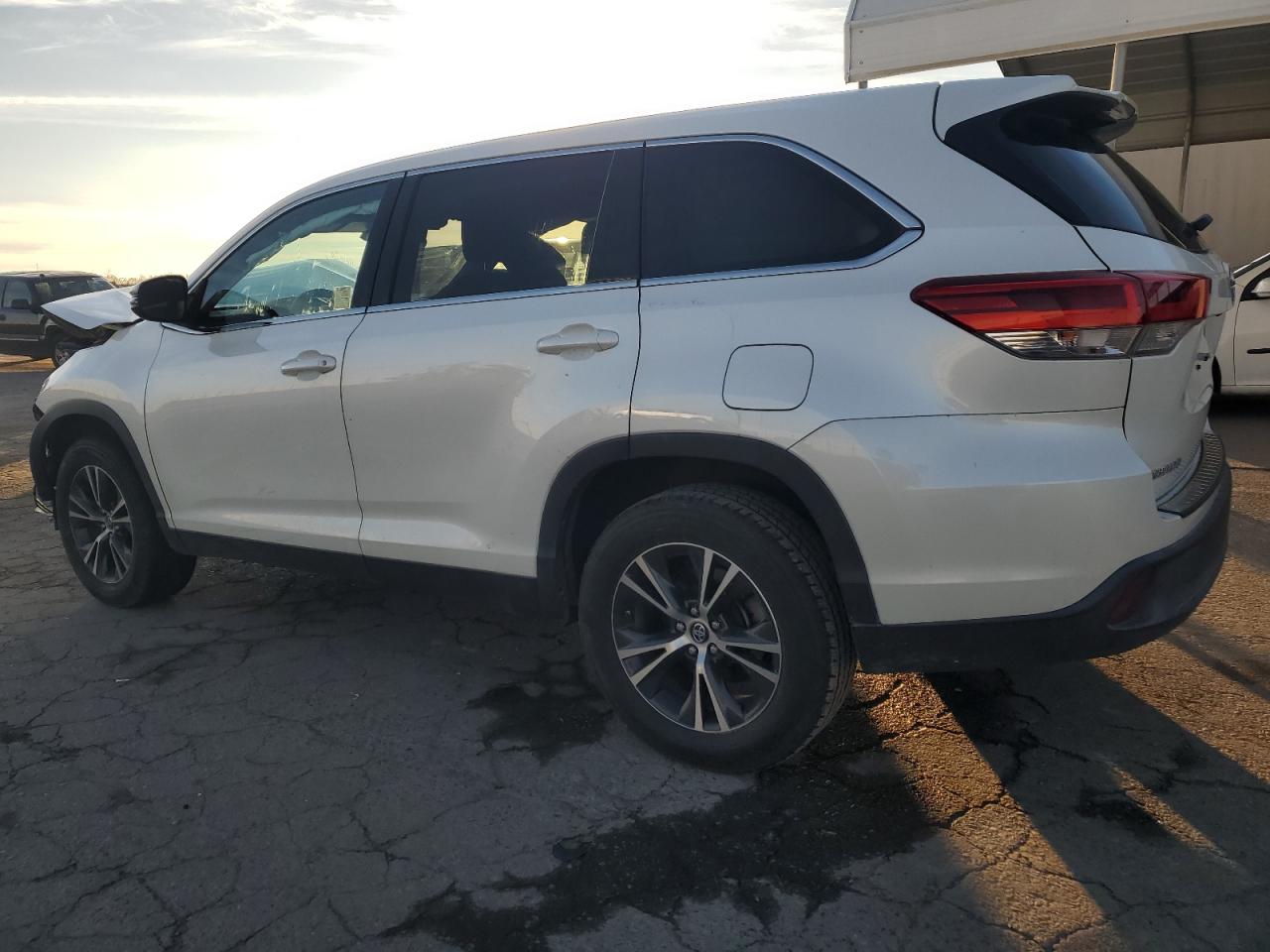 2019 Toyota Highlander VIN 5TDZZRFH2KS318538 Copart auction photo, front end damage thumbnail 2