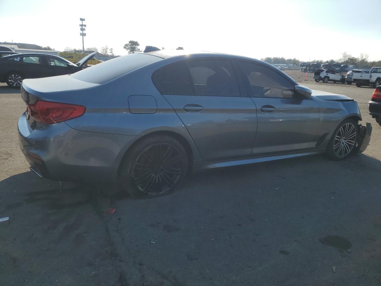 2019 BMW 5er VIN WBAJE7C52KWD53894 Copart auction photo, front end / minor dent/scratches damage thumbnail 3