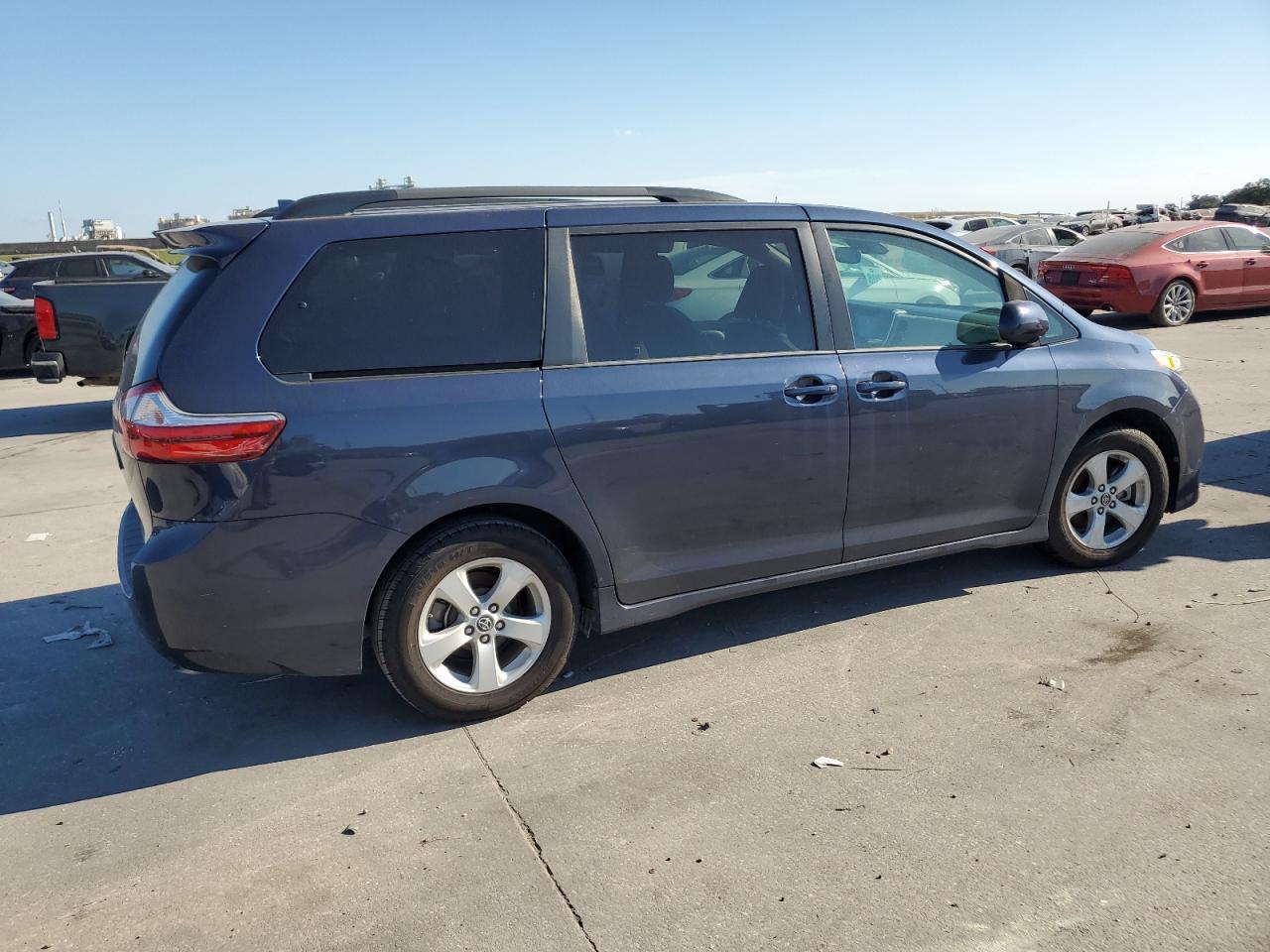 2018 Toyota Sienna VIN 5TDKZ3DC3JS961968 Copart auction photo, rear end damage thumbnail 3