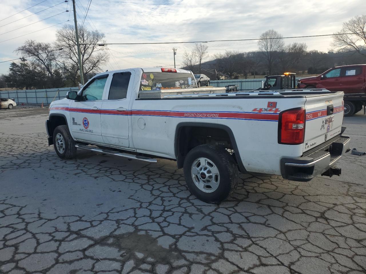 2015 GMC Sierra VIN 1GT22YEG0FZ543053 Copart auction photo, front end / rear end damage thumbnail 2