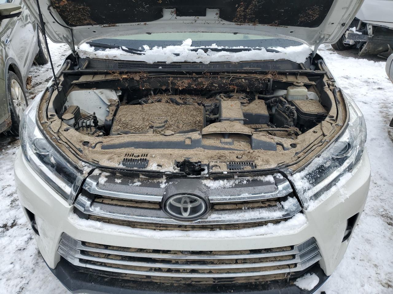 2018 Toyota Highlander VIN 5TDDZRFH9JS832704 Copart auction photo, water/flood damage thumbnail 11
