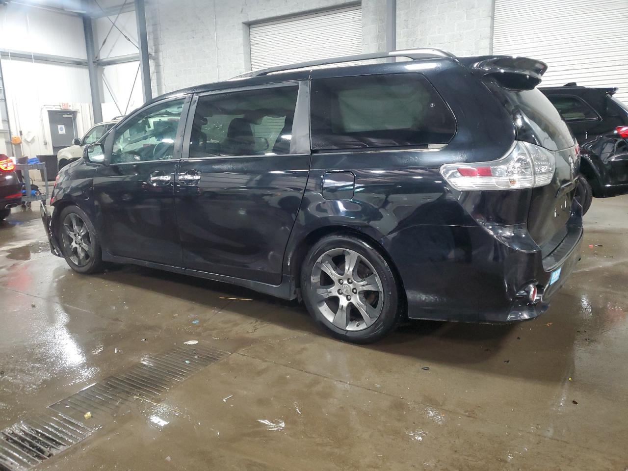2015 Toyota Sienna VIN 5TDXK3DC5FS552985 Copart auction photo, front end damage thumbnail 2