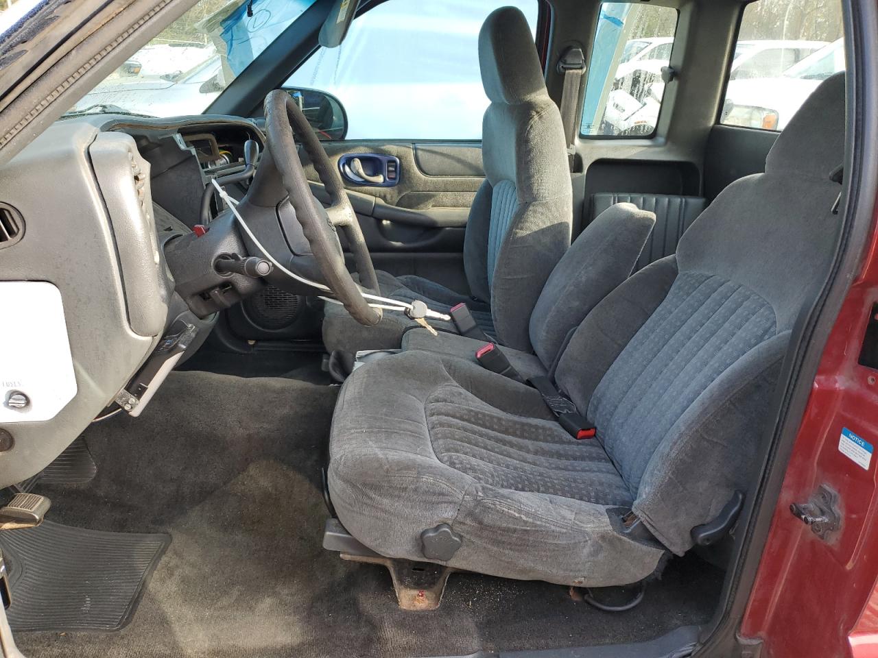 2001 Chevrolet S-10 Pickup VIN 1GCDT19W718167982 Copart auction photo, all over damage thumbnail 7