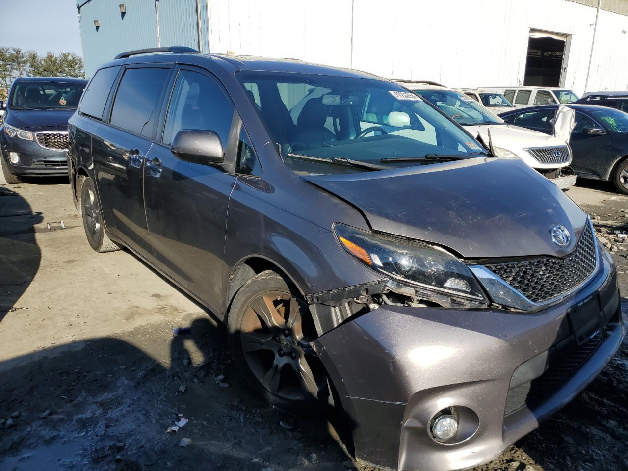 2015 Toyota Sienna VIN 5TDXK3DC1FS661458 Copart auction photo, front end damage thumbnail 4