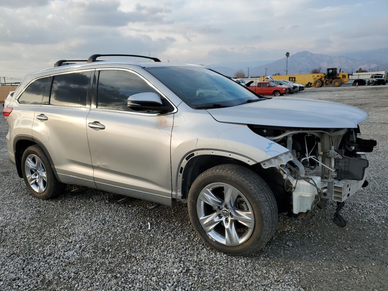 2018 Toyota Highlander VIN 5TDDZRFH7JS890665 Copart auction photo, front end damage thumbnail 4