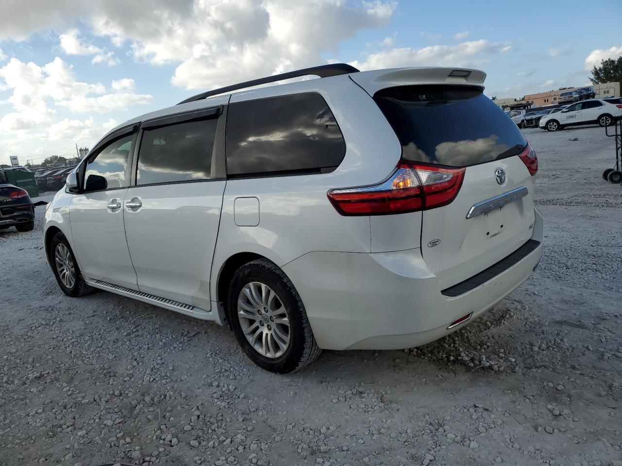 2017 Toyota Sienna VIN 5TDYZ3DC3HS801416 Copart auction photo, side / minor dent/scratches damage thumbnail 2