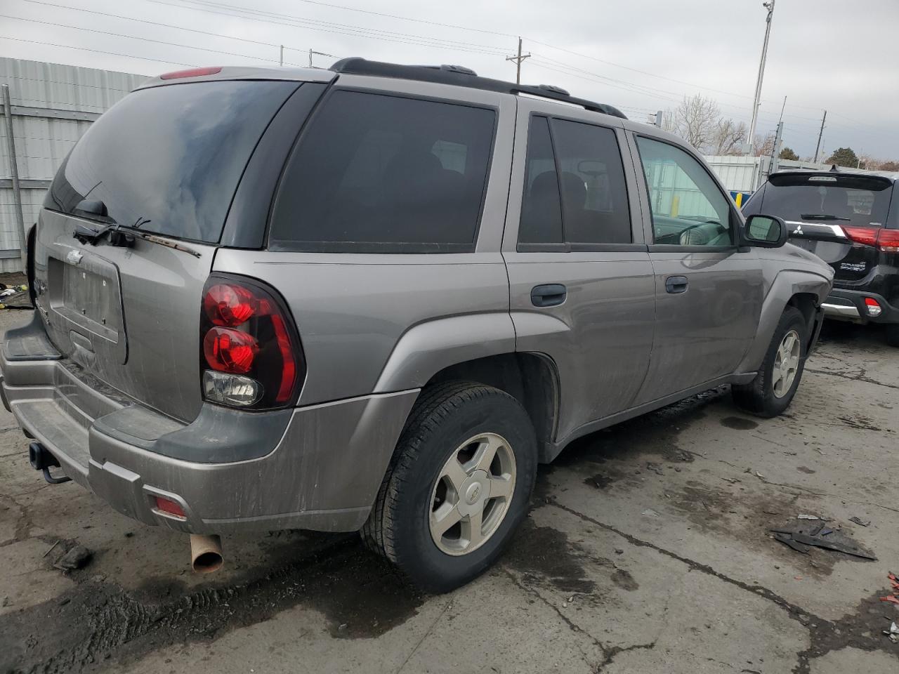 2005 Chevrolet TrailBlazer VIN 1GNDT13SX52288513 Copart auction photo, front end damage thumbnail 3