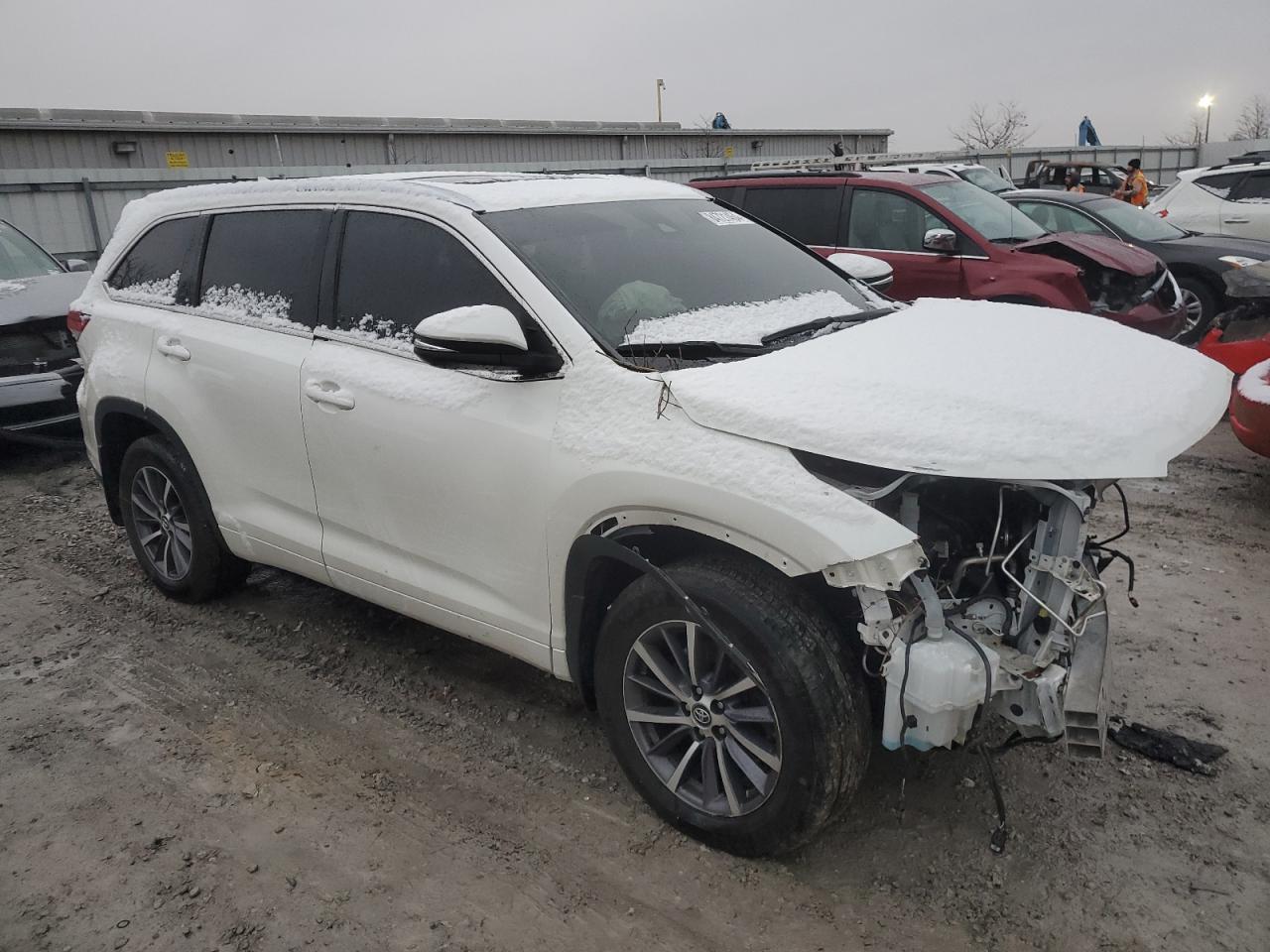 2018 Toyota Highlander VIN 5TDJZRFHXJS857422 Copart auction photo, front end / all over damage thumbnail 4