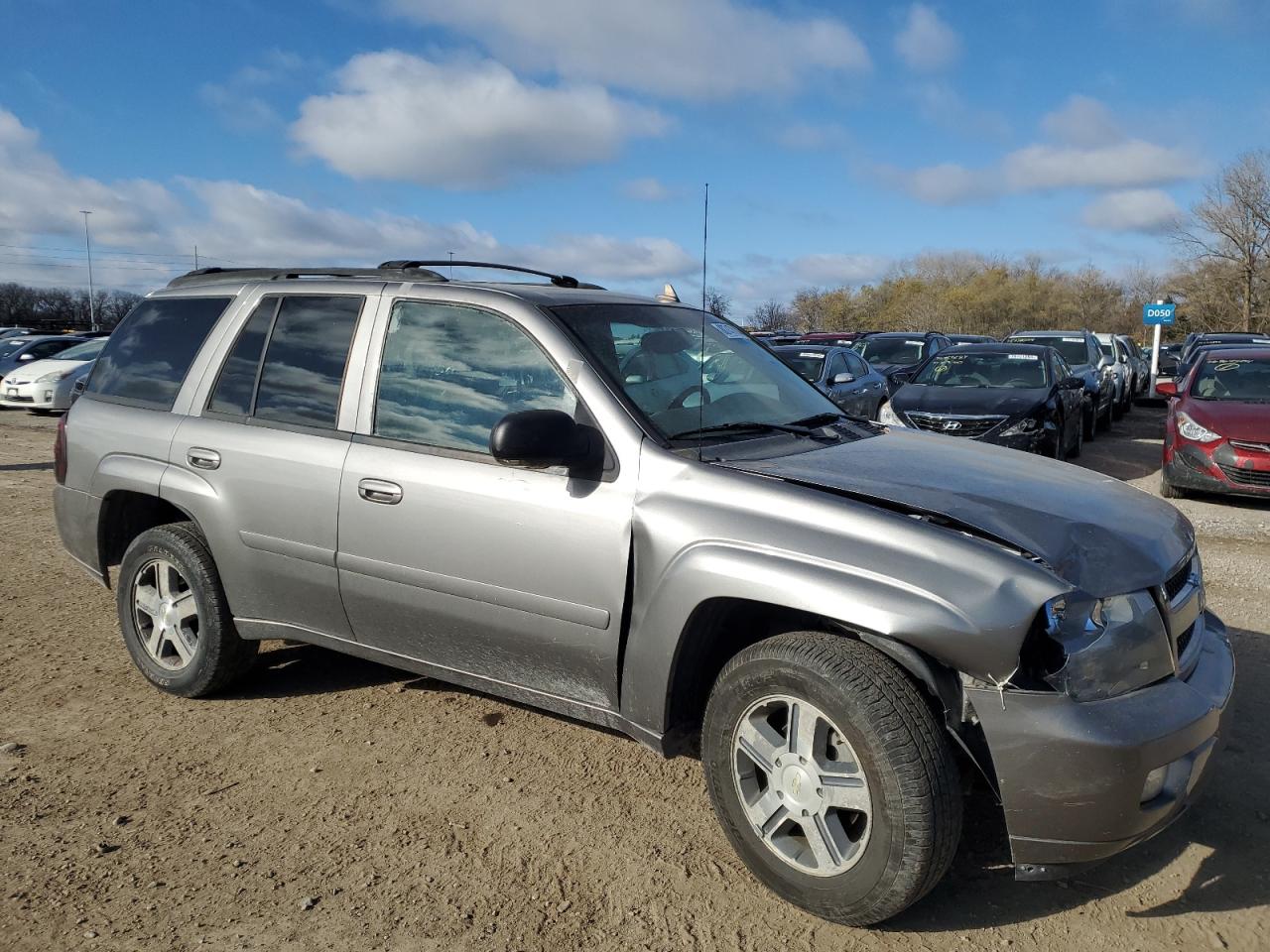 2007 Chevrolet TrailBlazer VIN 1GNDT13S072153513 Copart auction photo, front end / side damage thumbnail 4