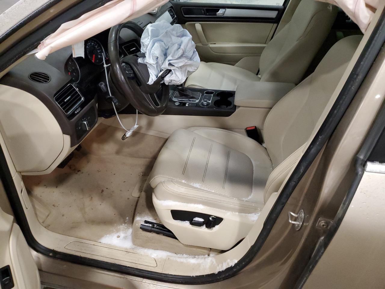 2016 Volkswagen Touareg VIN WVGEF9BP3GD010197 Copart auction photo, front end / minor dent/scratches damage thumbnail 7