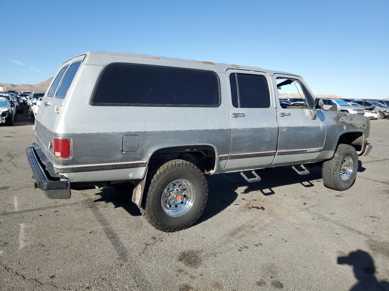 1989 Chevrolet Suburban VIN 1GNGV26K8KF128711 Copart auction photo, burn - engine damage thumbnail 3