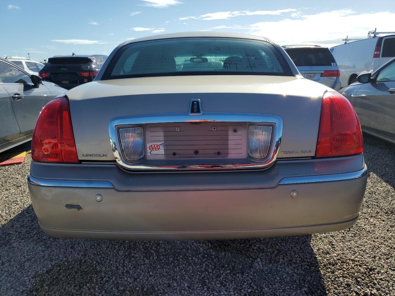 2004 Lincoln Town Car VIN 1LNHM81W64Y635400 Copart auction photo, water/flood damage thumbnail 6