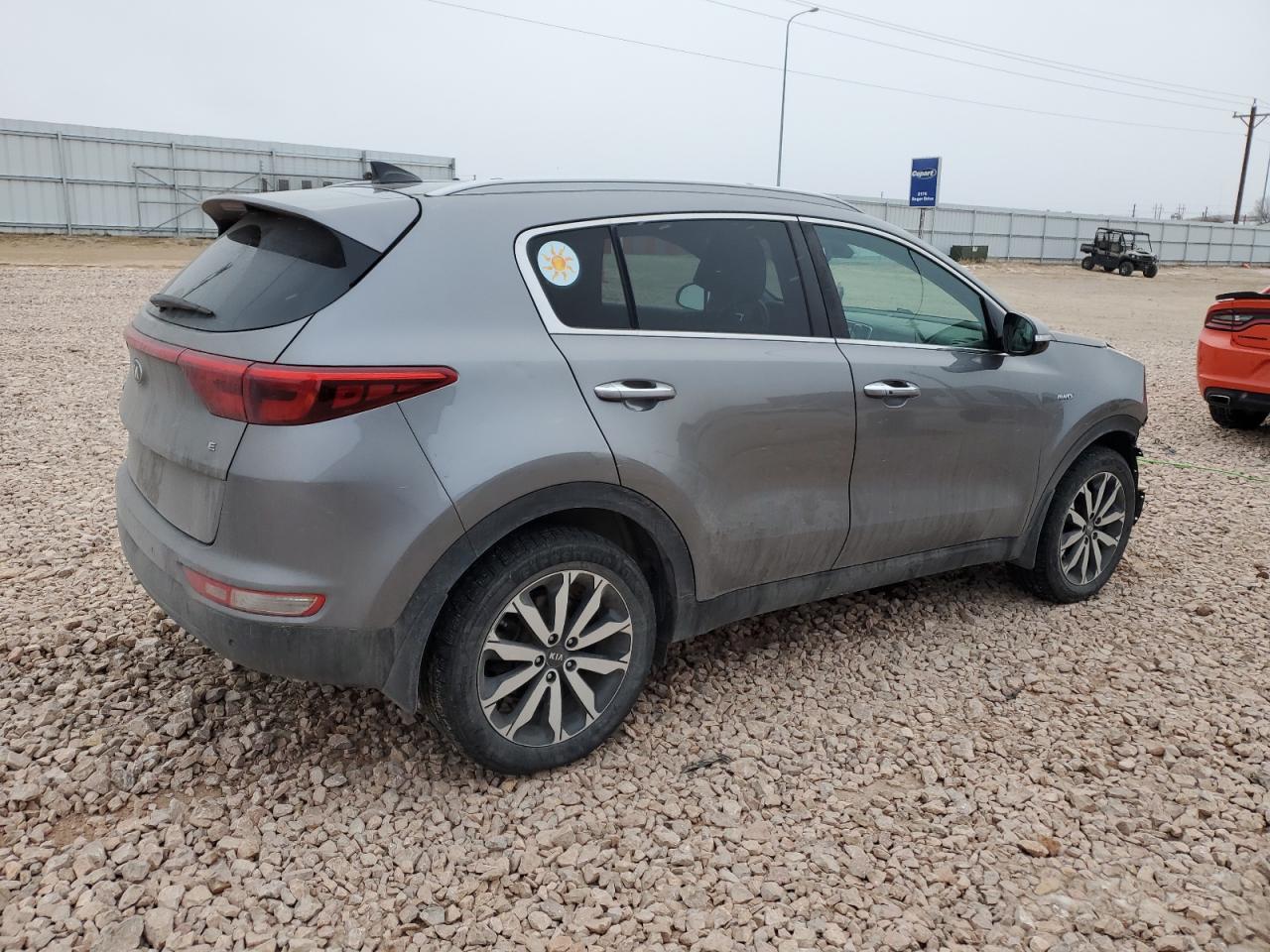 2017 KIA Sportage VIN KNDPNCACXH7204284 Copart auction photo, front end / side damage thumbnail 3