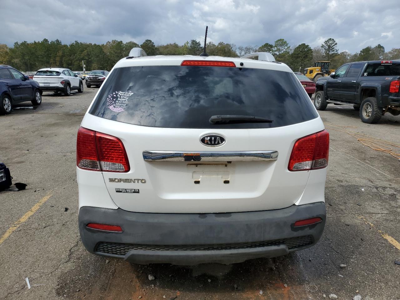 2011 KIA Sorento VIN 5XYKTDA29BG108668 Copart auction photo, minor dent/scratches damage thumbnail 6