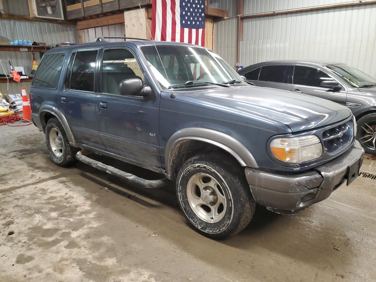 2000 Ford Explorer VIN 1FMZU73E9YZC59763 Copart auction photo, side / rear end damage thumbnail 4