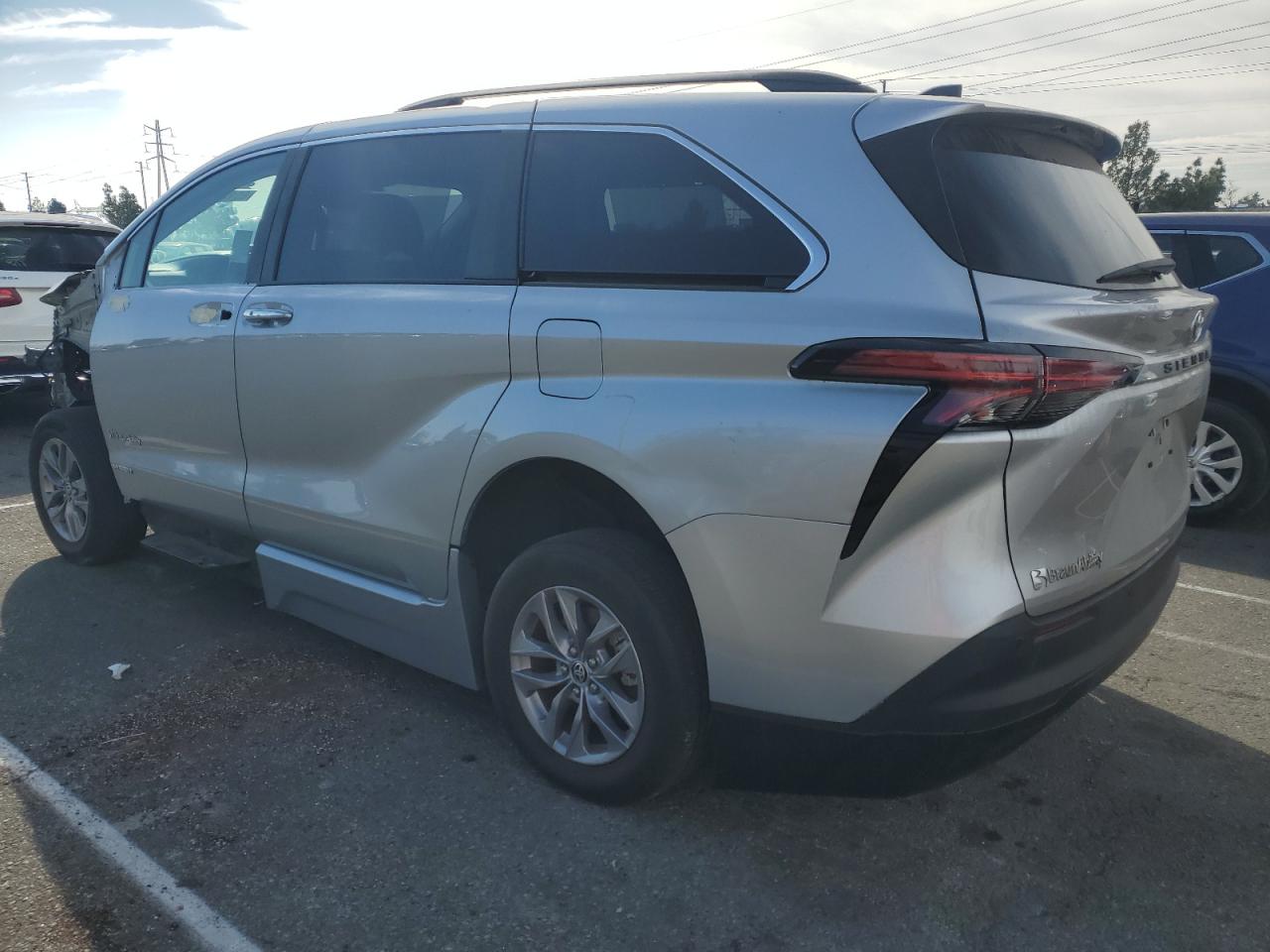 2021 Toyota Sienna VIN 5TDJRKEC5MS059363 Copart auction photo, front end damage thumbnail 2