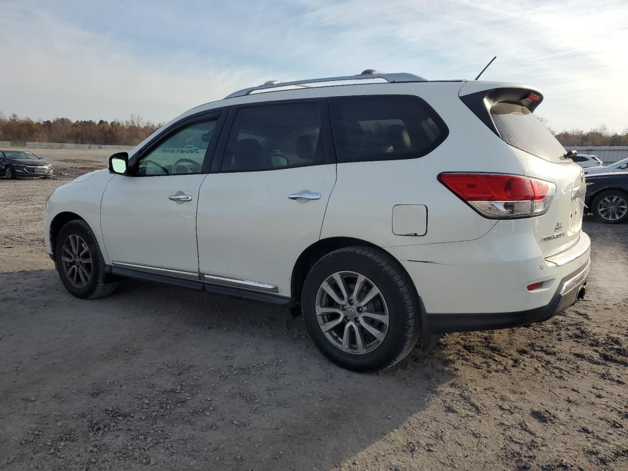 2015 Nissan Pathfinder VIN 5N1AR2MM3FC606995 Copart auction photo, minor dent/scratches damage thumbnail 2