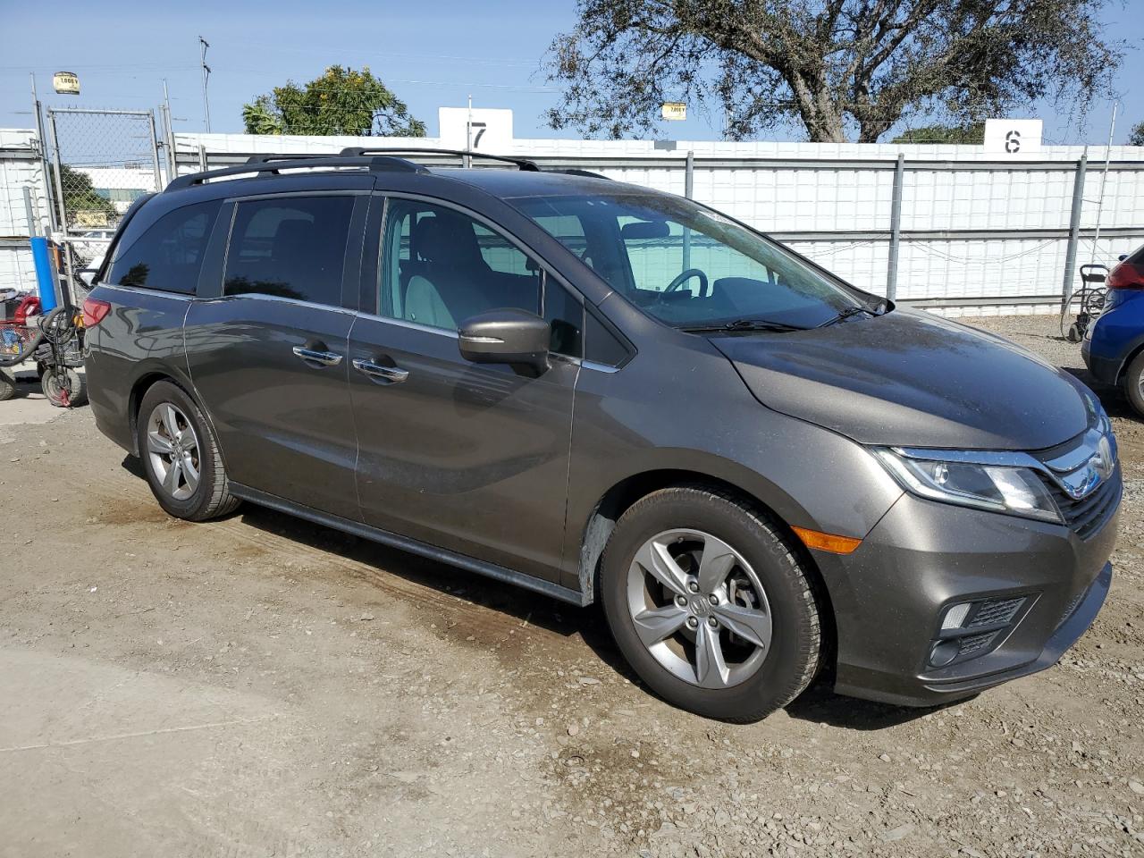 2018 Honda Odyssey VIN 5FNRL6H50JB017319 Copart auction photo, rear end damage thumbnail 4