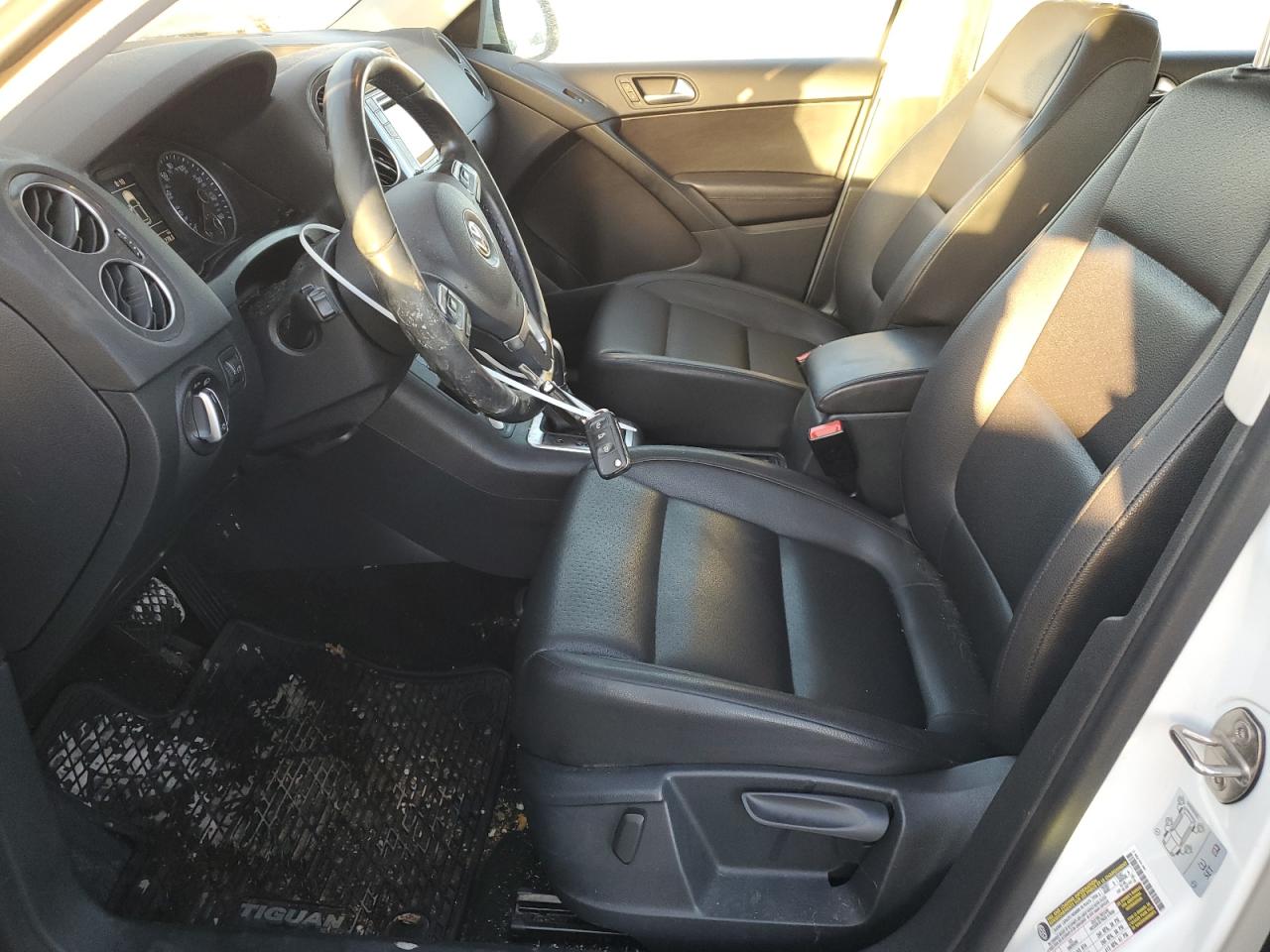 2016 Volkswagen Tiguan VIN WVGBV7AX7GW575763 Copart auction photo, minor dent/scratches / normal wear damage thumbnail 7