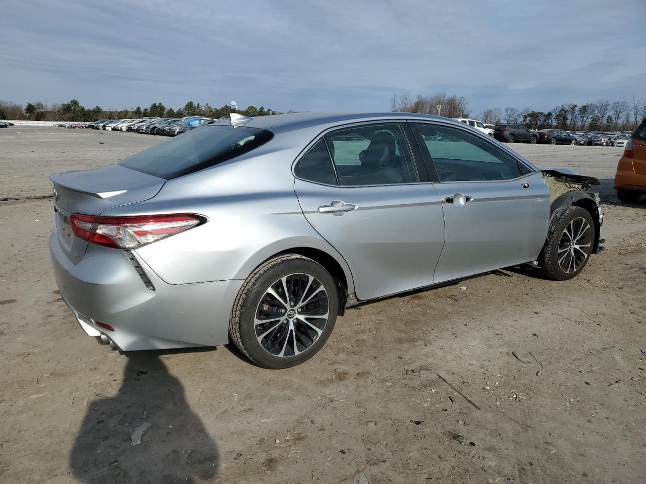 2019 Toyota Camry VIN 4T1B11HK2KU826647 Copart auction photo, front end / side damage thumbnail 3