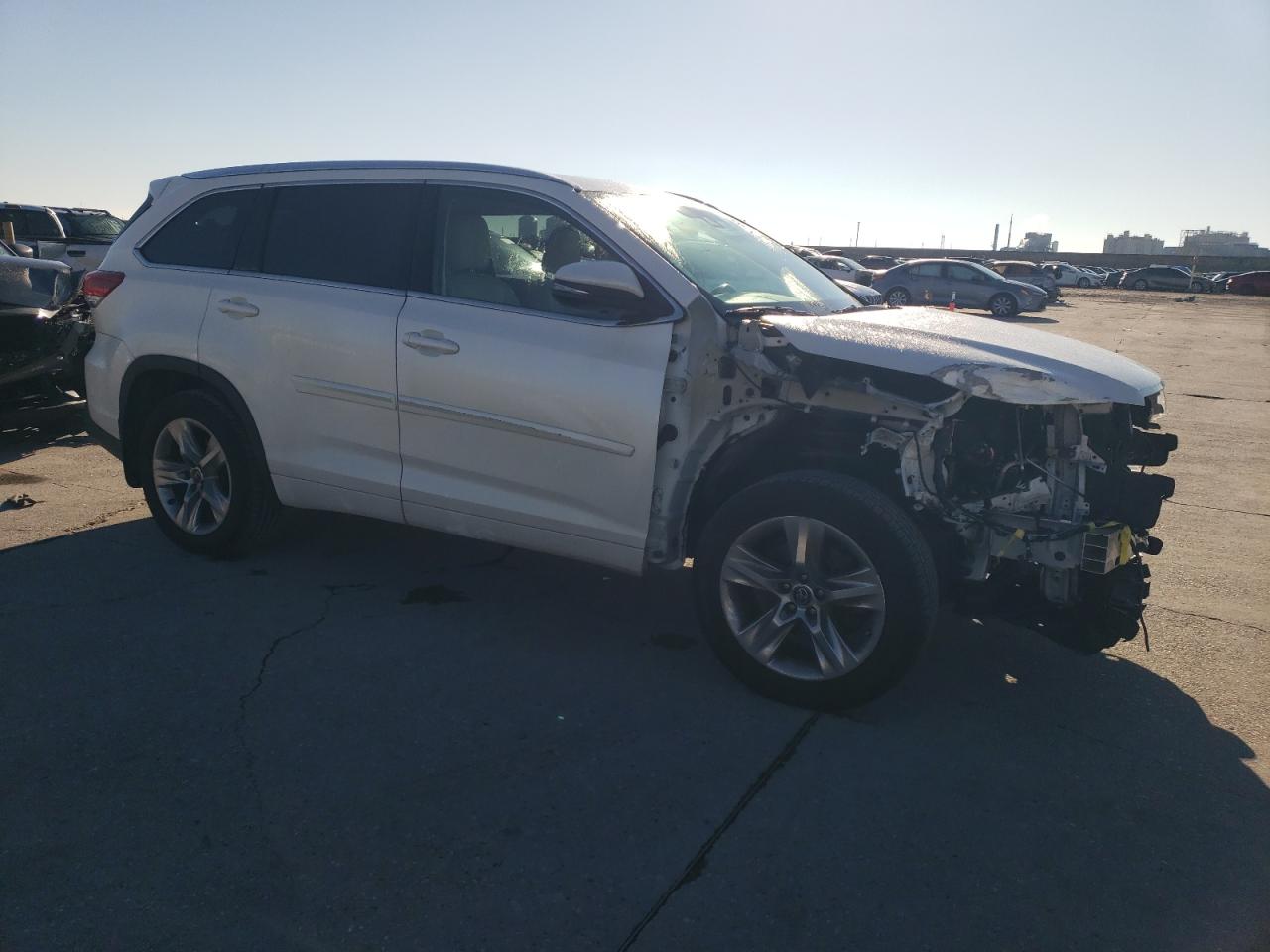 2018 Toyota Highlander VIN 5TDYZRFH6JS241019 Copart auction photo, front end damage thumbnail 4