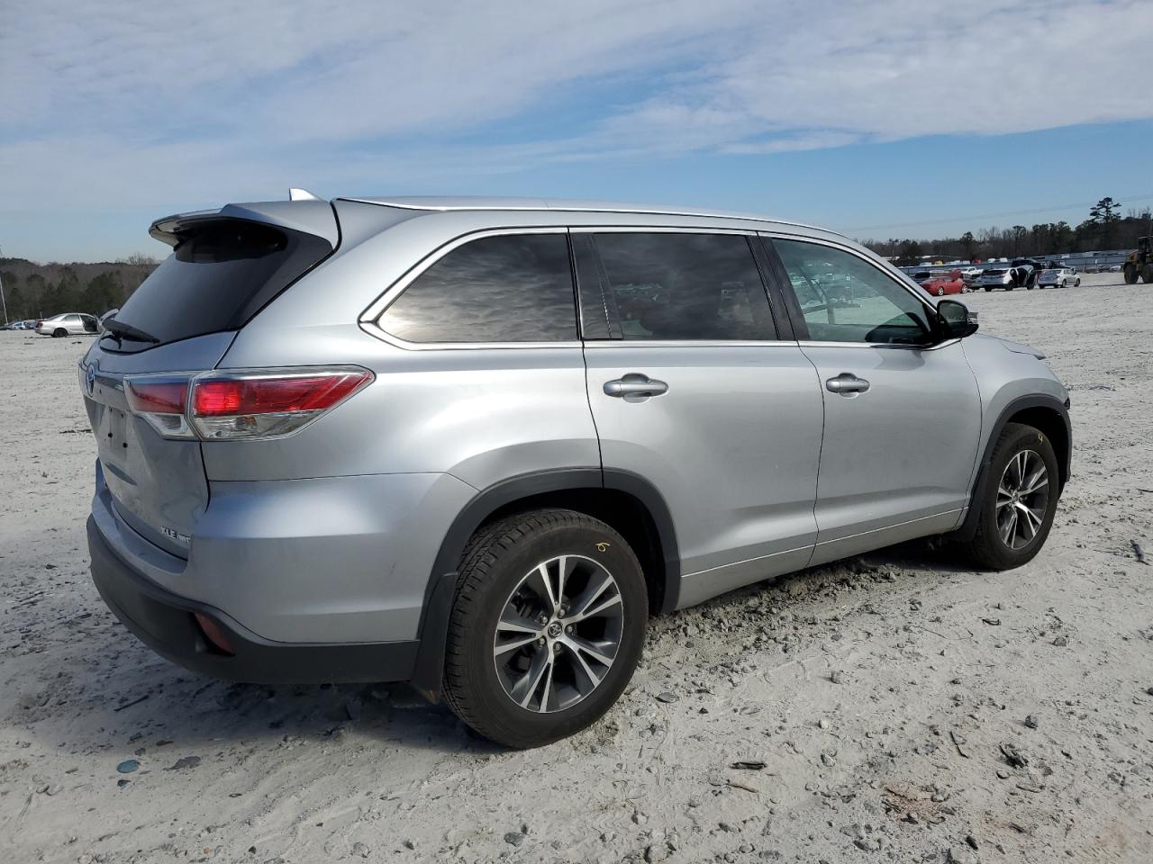 2016 Toyota Highlander VIN 5TDJKRFHXGS253964 Copart auction photo, front end damage thumbnail 3
