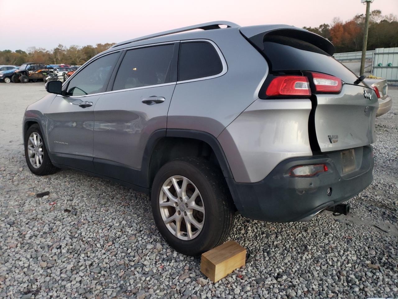 2015 Jeep Grand Cherokee VIN 1C4PJLCS6FW791179 Copart auction photo, front end / side damage thumbnail 2