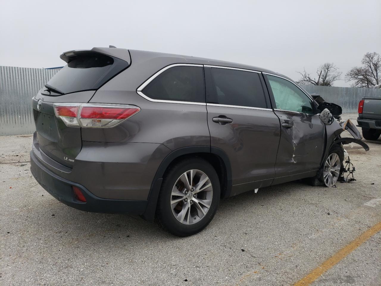 2015 Toyota Highlander VIN 5TDBKRFH8FS148133 Copart auction photo, front end / side damage thumbnail 3