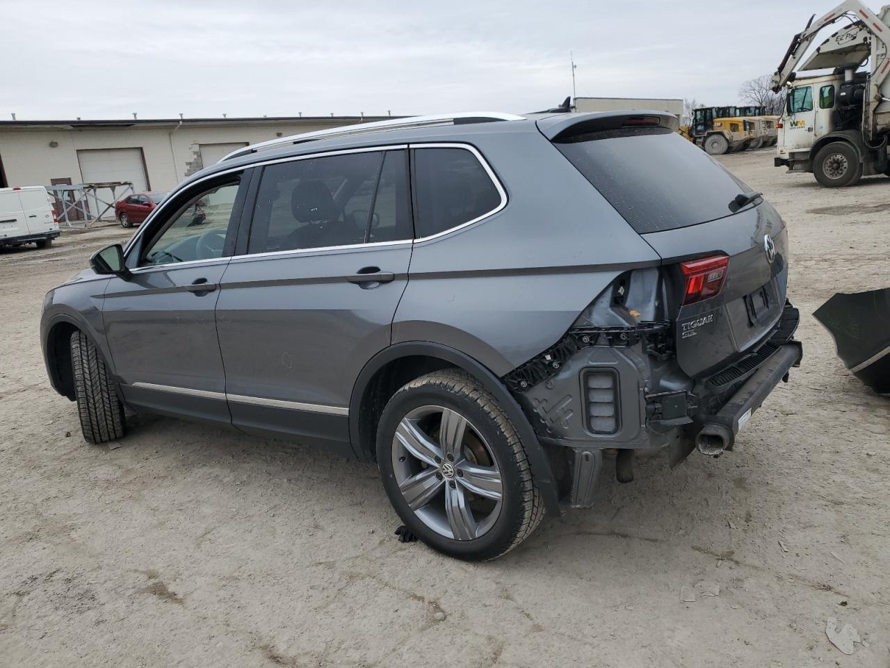 2020 Volkswagen Tiguan VIN 3VV3B7AX9LM075925 Copart auction photo, rear end / minor dent/scratches damage thumbnail 2