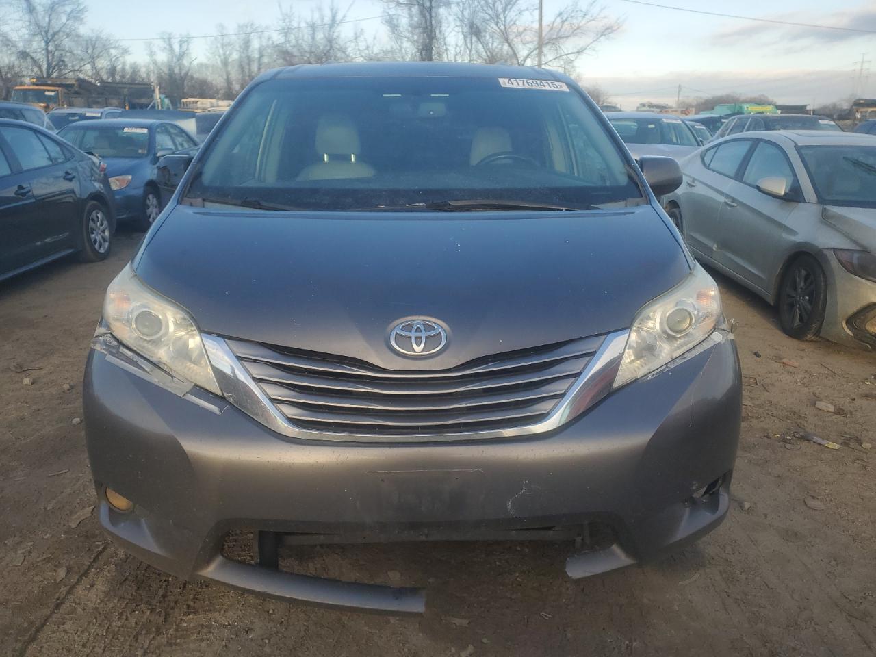2015 Toyota Sienna VIN 5TDYK3DC2FS573393 Copart auction photo, front end / minor dent/scratches damage thumbnail 5