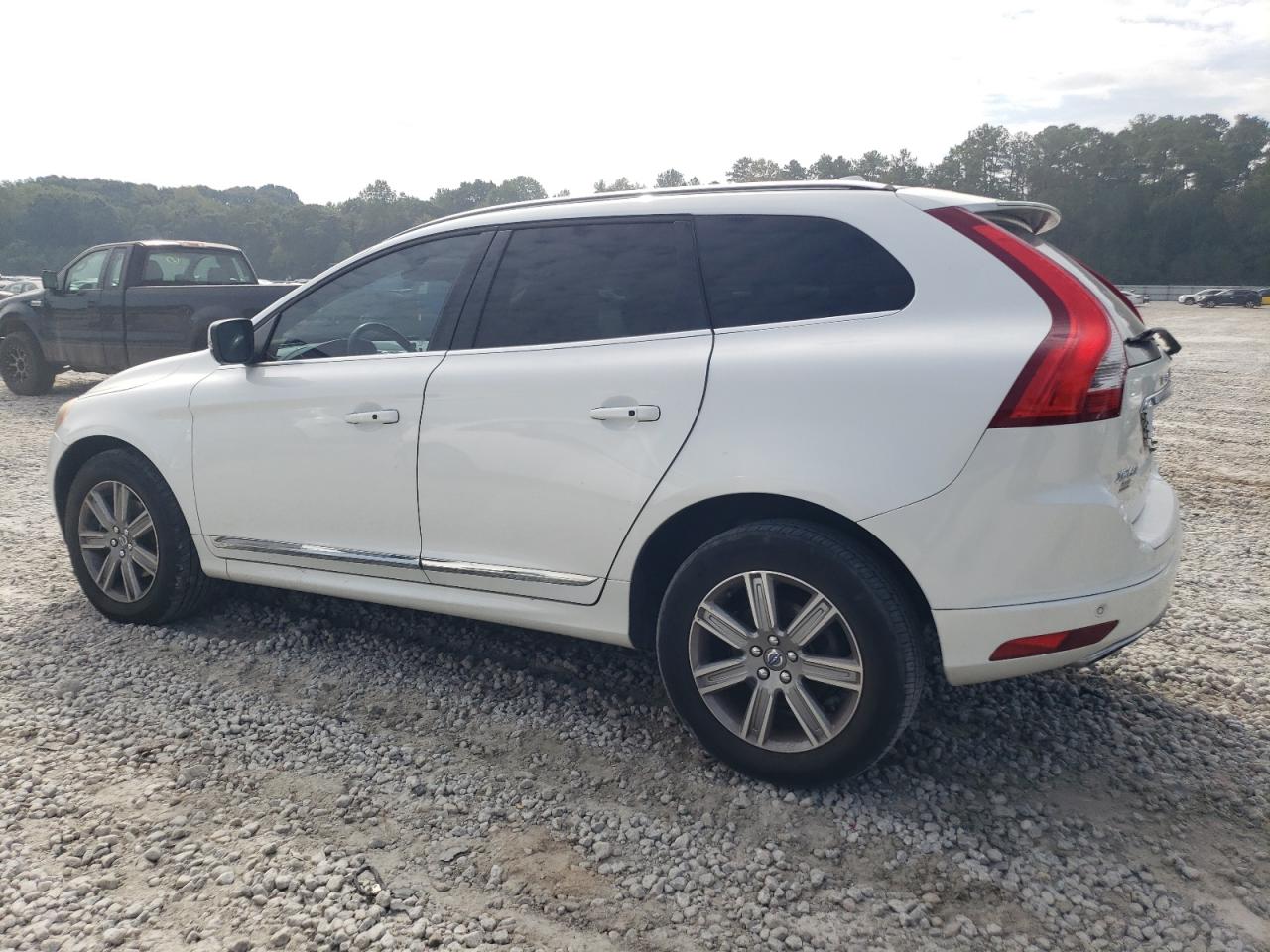 2017 Volvo XC60 VIN YV440MDU0H2144389 Copart auction photo, front end / minor dent/scratches damage thumbnail 2