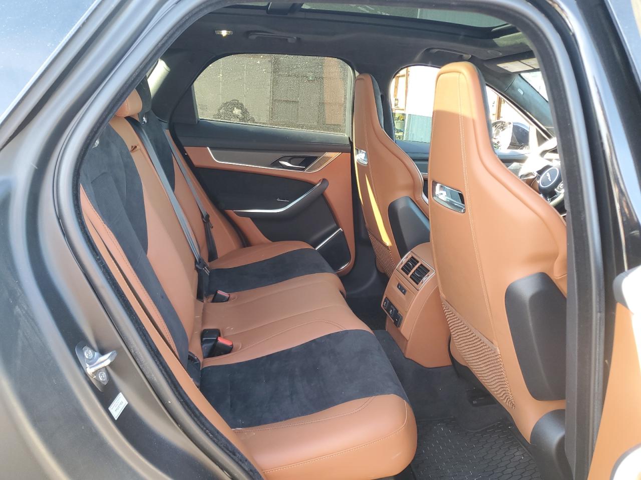 2022 Jaguar F-Pace VIN SADCZ2EE5NA700895 Copart auction photo, vandalism / minor dent/scratches damage thumbnail 11